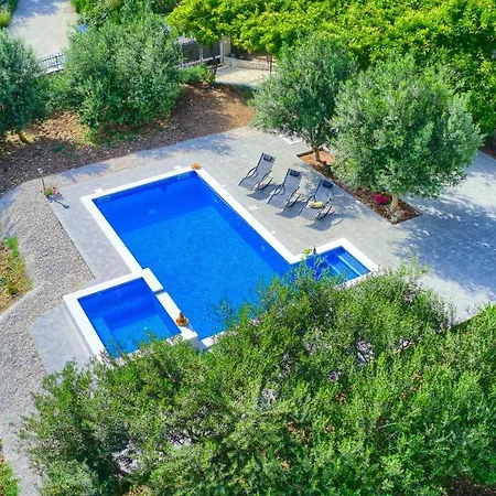 Hacijenda With Private Pool And Jacuzzi Appartamento Kaštela